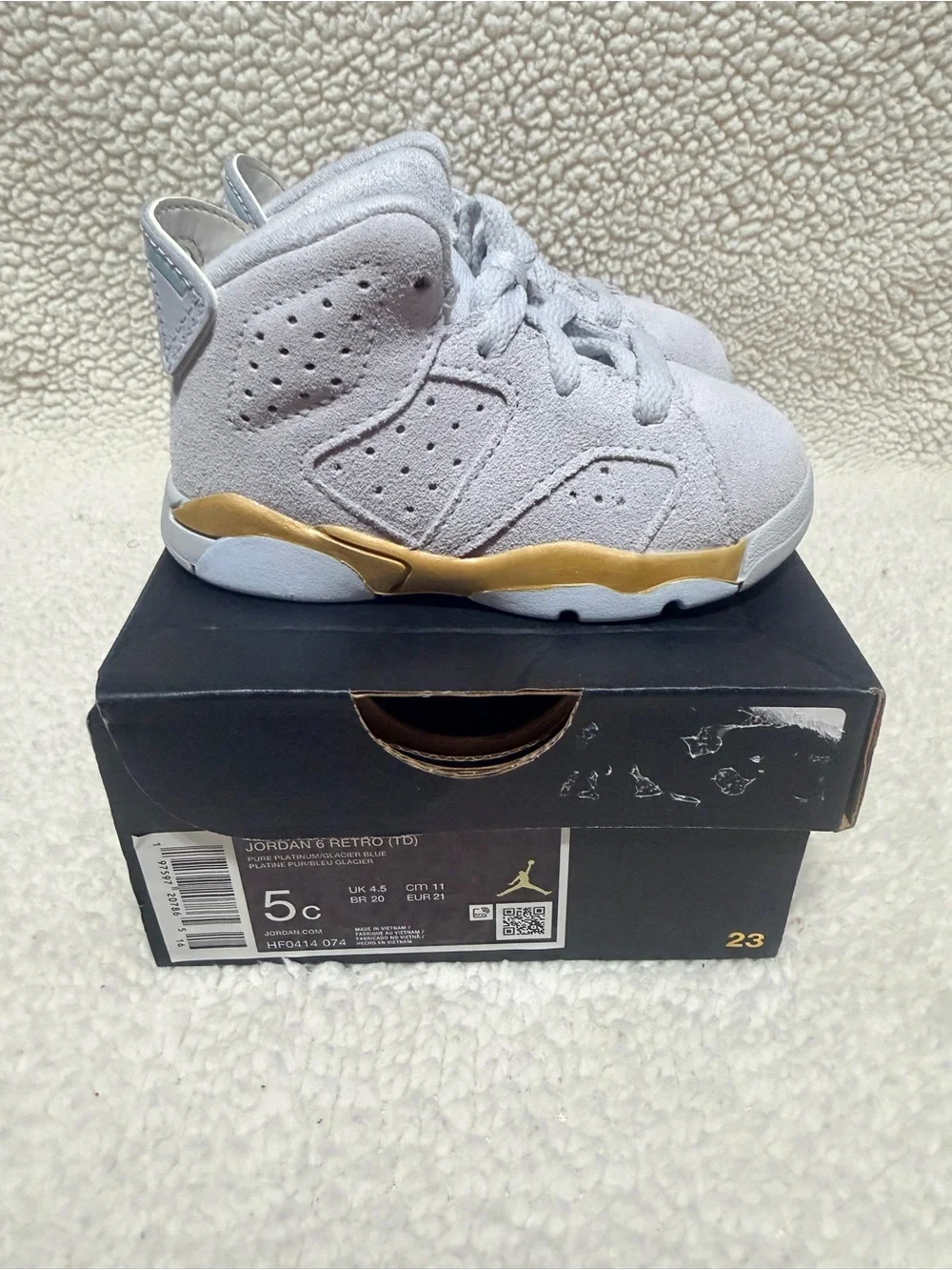 Jordan Kids' Retro 6 Sneakers - Light Gray with Gold Accent